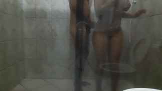 Секс в ванной с большой парой, большой задницей и большим хуем.