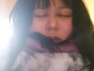 Фотографирование выражения лица японской женщины, когда она обнимает постельное белье и мастурбирует