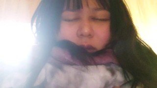 Fotografiando las expresiones faciales de una japonesa mientras abraza la ropa de cama y se masturba