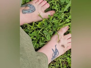 Грязные ноги в траве