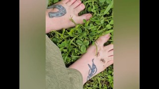 Vuile voeten in het gras