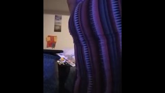 подпрыгивая на