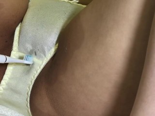 Извращенная шлюшка мастурбирует зубной щеткой. Большие пятна на моих штанах.