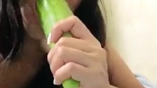 Pipino pinasok sa puke. FULL VID. 🥒 Horny Pinay fcking a cucumber! 💦