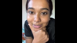 FaceTime gesprek met petite Indiase vriendin wordt stout