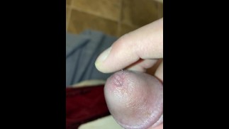 Моя жена позвонила и сказала, что ее киска сегодня промокла на работе, поэтому я играю со своим дырявым членом