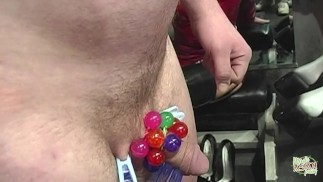 Ein sexuell erregtes männliches Pferd wagte sich in die Höhle zweier attraktiver Dominas und hatte eine befriedigende