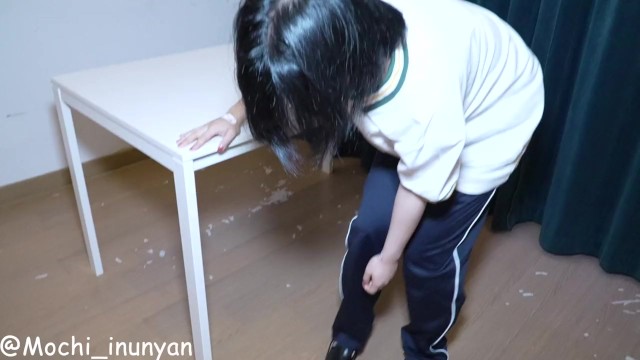 可爱中式校服妹妹穿着白袜并展示自己的屁股
