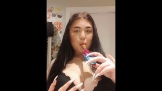 Studentessa sexy che succhia una spazzola per capelli in modo sexy