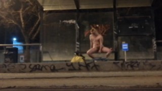 FTM exhibitionist speelt met zichzelf bij een bushalte