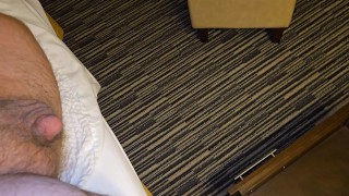 Pissen in nachtkast lade in hotelkamer