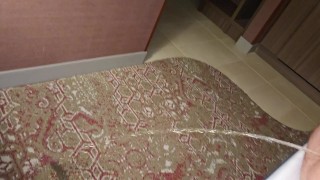 Pisciare sul tappeto dal letto pigro per alzarsi
