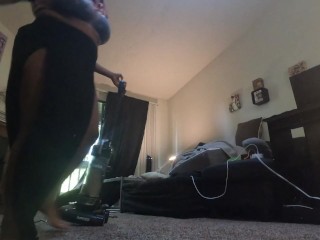 Teenie Streift in Der Riesinnen-Hausperspektive Umher