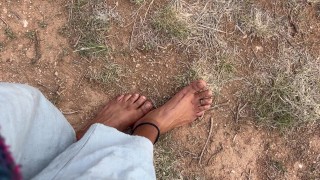 Super sexy blote voeten lopen in teenslippers