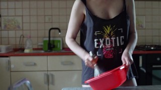 Dans la cuisine avec la femme de chambre du porno, elle cuisine des gâteaux devant le maître, le cul et les seins exposés