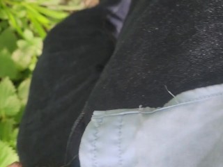 Отчаянная моча на открытом воздухе в великолепную погоду и сезон