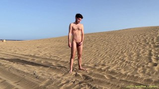 Pissing sulla spiaggia per nudisti (e il mio amico si diverte a registrarmi)