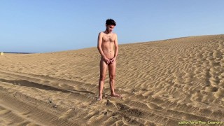 Mijando na praia de nudismo (e meu amigo gosta de me gravar)