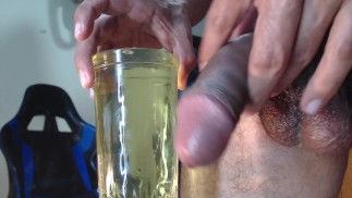 Llenando un vaso de orina -  polla sin cortar -  prepucio - grandes bolas