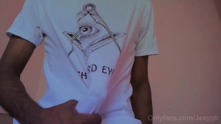 Hot Guy Cums à travers sa chemise après avoir bordé sa bite humide et profite de son fort