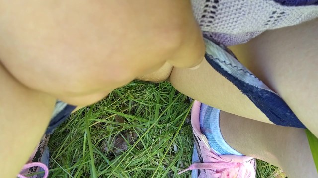 【主観】野外放尿しちゃう変態日本人女性♥️