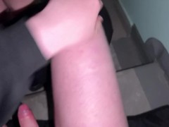 Приехала голая к парню, но потрахалсь в подъезде с соседом - Screenshot 14 of 16 - Hand Job