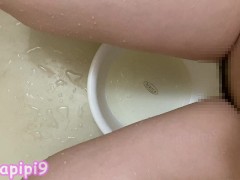 裏アカJDのお風呂でおしっこ４連発♡ - Screenshot 3 of 16 - Peeing
