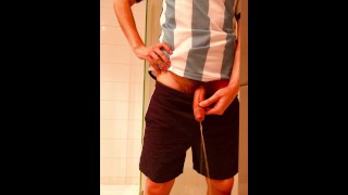 Argentijnse Guy pissen in toilet voordat ze gaat voetballen