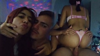 女孩在她的男朋友上班时操她的继兄弟