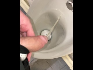 在公共厕所😩里拼命小便