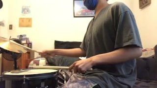 Het pornhub thema spelen op drums terwijl ouders kreunen in de andere kamer