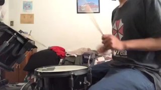 pais gemendo na outra sala enquanto estou tocando bateria 35