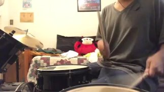 parents gémissant dans l’autre pièce pendant que je joue de la batterie 52