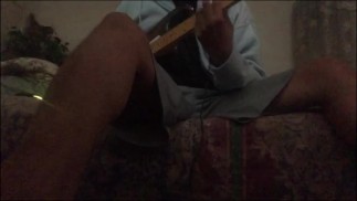 parents gémissant dans l’autre pièce pendant que je joue de la guitare