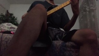 parents gémissant dans l’autre pièce pendant que je joue de la guitare 28