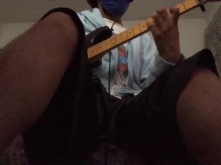 Родители стонут в другой комнате, пока я играю на гитаре 32