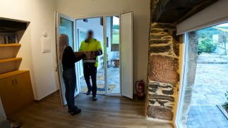 The parcel delivery man comes to bring me a package and I give him a surprise blowjob