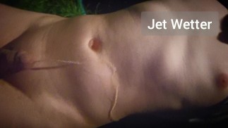 Verzweifelte nackte Pisse im Garten über mich selbst