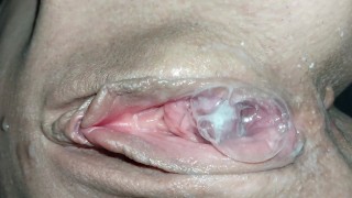 La figa succosa fa bolle di sperma