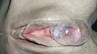 La figa succosa fa bolle di sperma