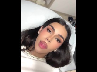 让我在你脸上弹跳这些，然后在你的鸡巴上弹跳