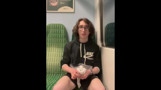 Twink mostra i piedi sul treno