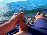 Парень дрочит хуй на нудистком пляже и попросил незнакомца отсосать