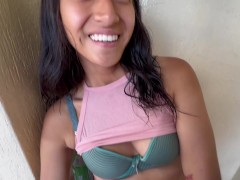 La espío mientras está limpiando el pasillo y la sorprendo masturbandose, me la folle en la mesa!!