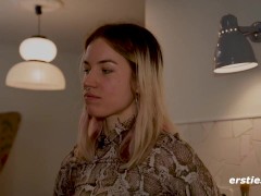 Ersties - Blonde Kitty verwöhnt sich mit Dildo