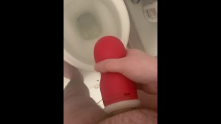 Vuile vette gooner pompt en pist in zijn plastic poesje over het toilet