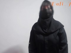 منشی فضول بعد از کلی سوال پرسیدن از رئیسش راجب زنش،سعی میکنه رئیسش تحریک کنه و...(مکالمه فارسی) - Screenshot 1 of 16 - Hijab