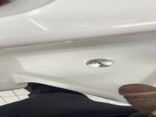 印度男子在公共小便池里撒尿
