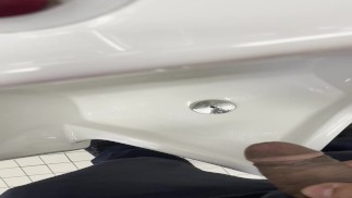 Индийский мужчина писает в общественный писсуар