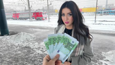 Предложил девушке с вокзала пройти кастинг прямо в публичном поезде